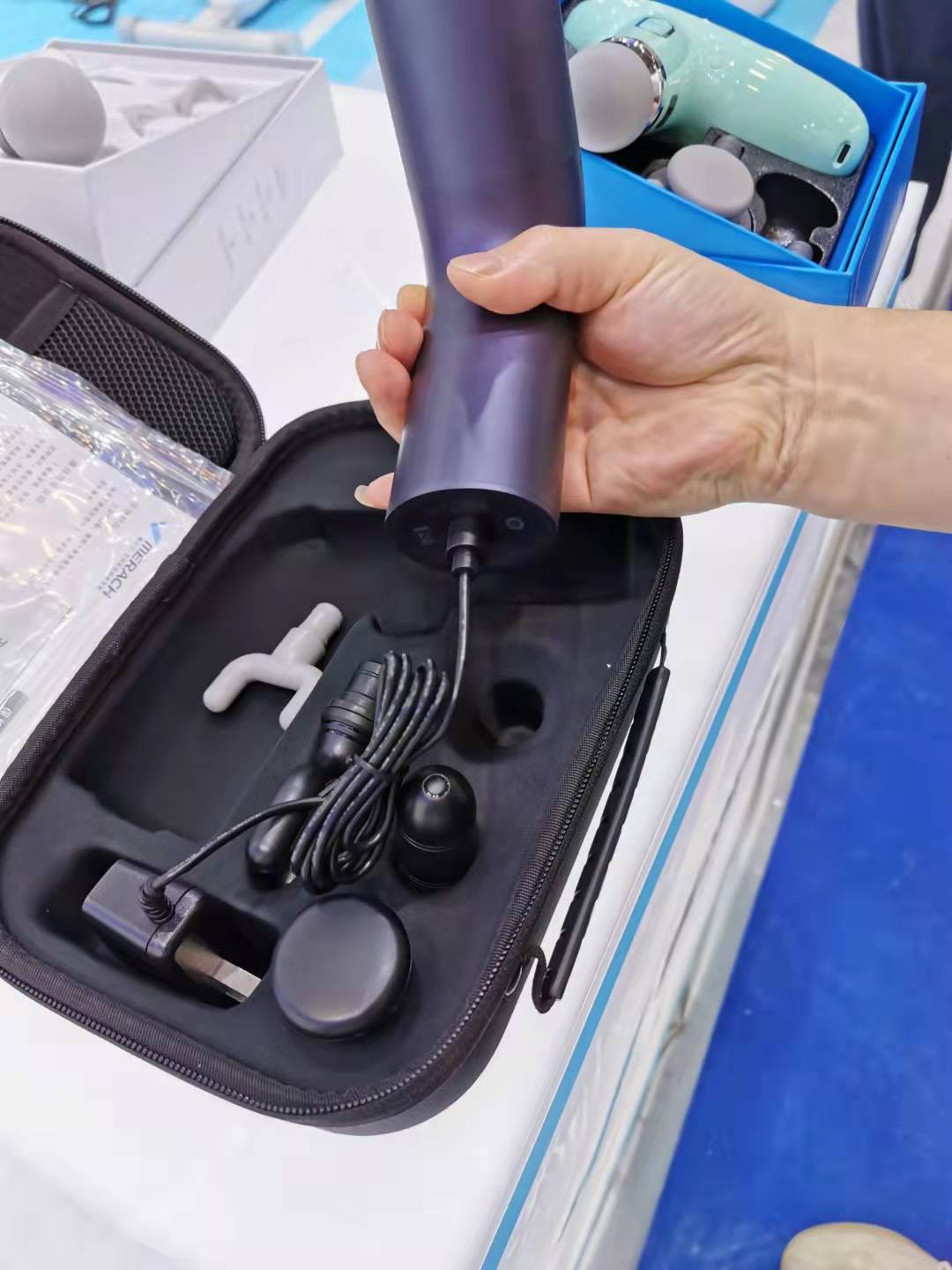 Kako je pogo pin za punjenje dizajniran za uređaj za šminkanje?